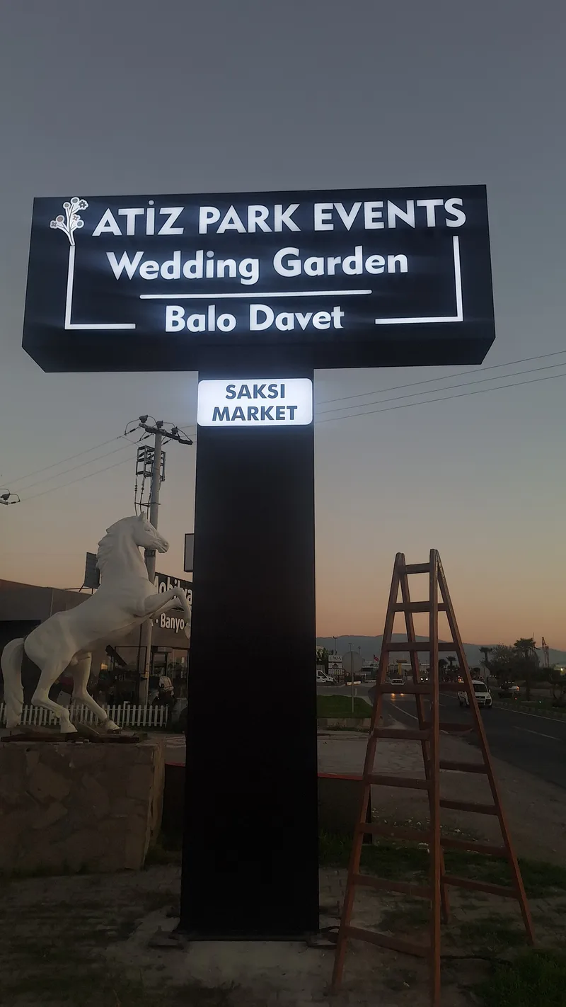 Etkinlik mekanı kutu harf tabela yan görünümü