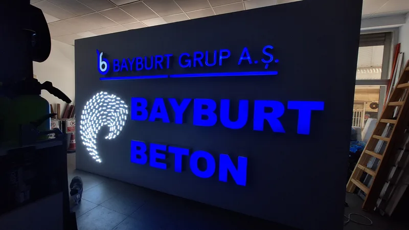 Kurumsal bina cephesinde mavi ışıklı kutu harf ve nokta LED logo