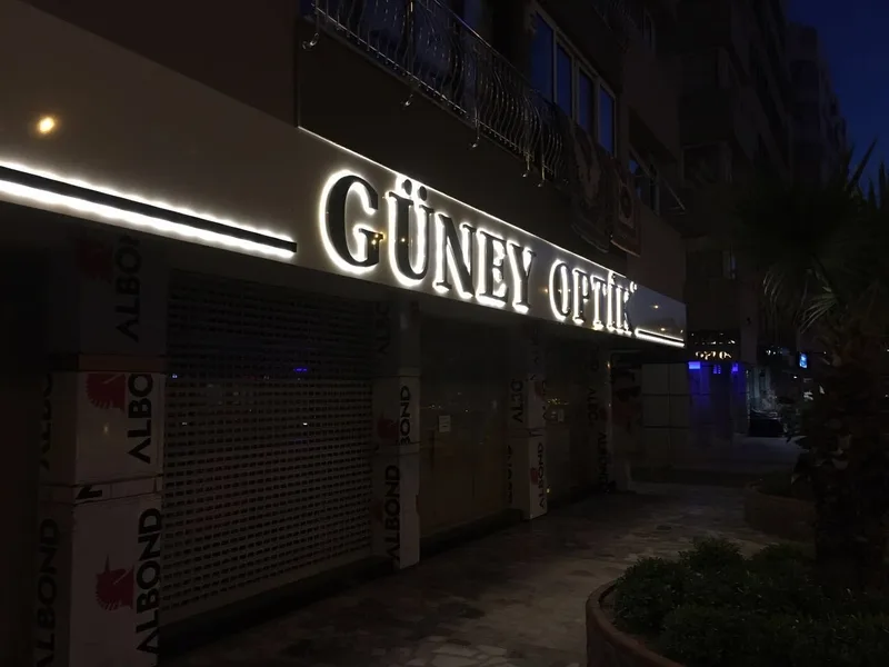 Cadde cephesinde beyaz ışıklı pleksi kutu harf tabela